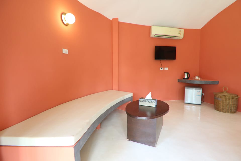 7. Papillon Emeraude | Minibar (some free items), in-room safe, WiFi (free), bed sheets