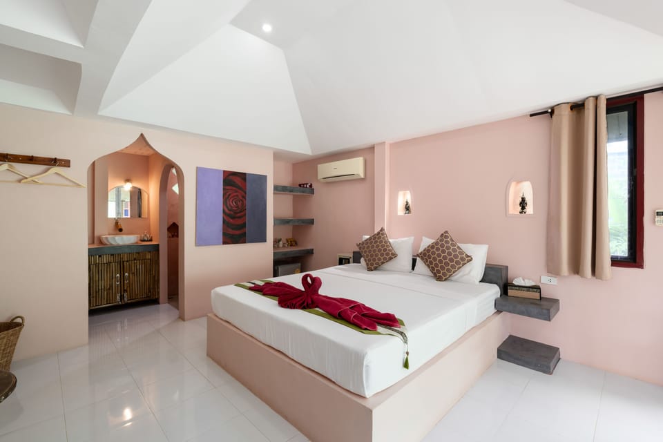 9. Plumeria Eclatante | Minibar (some free items), in-room safe, WiFi (free), bed sheets