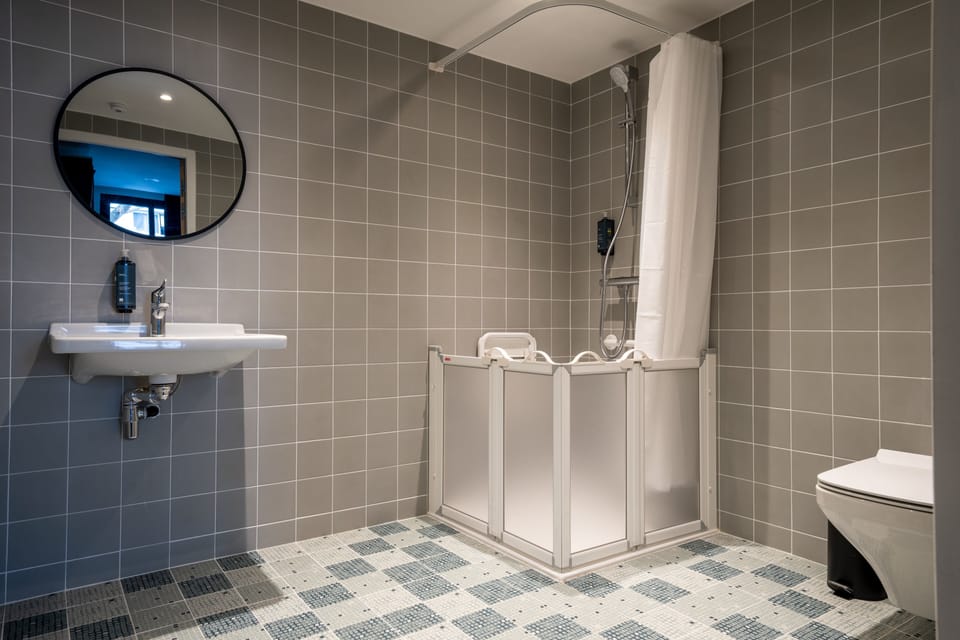Shared dormitory, Mixed, 12 beds | Bathroom