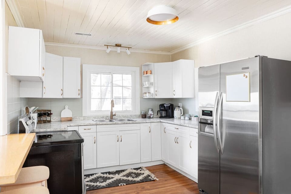 A bright, fully equipped kitchen with everything you need to cook comfortably — whether it’s a full meal or a slow morning coffee.