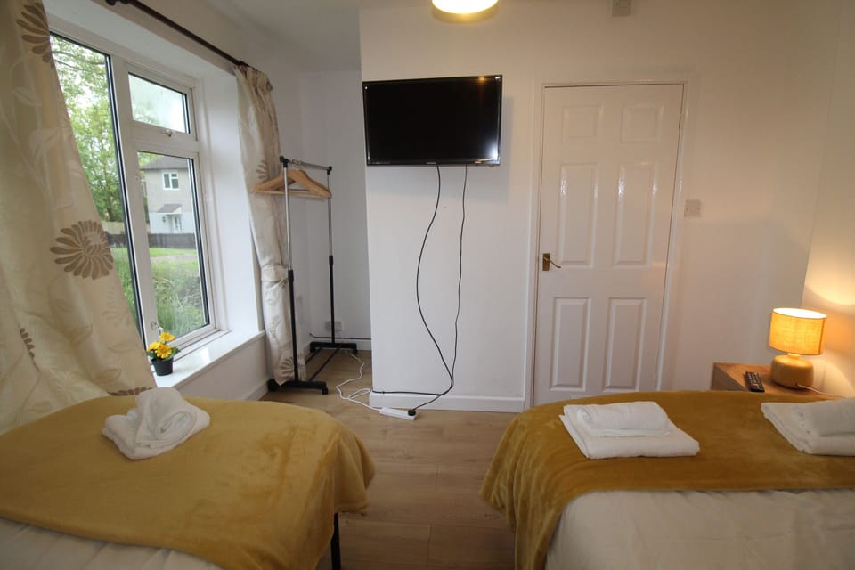 House | 5 bedrooms, blackout drapes, iron/ironing board, free WiFi