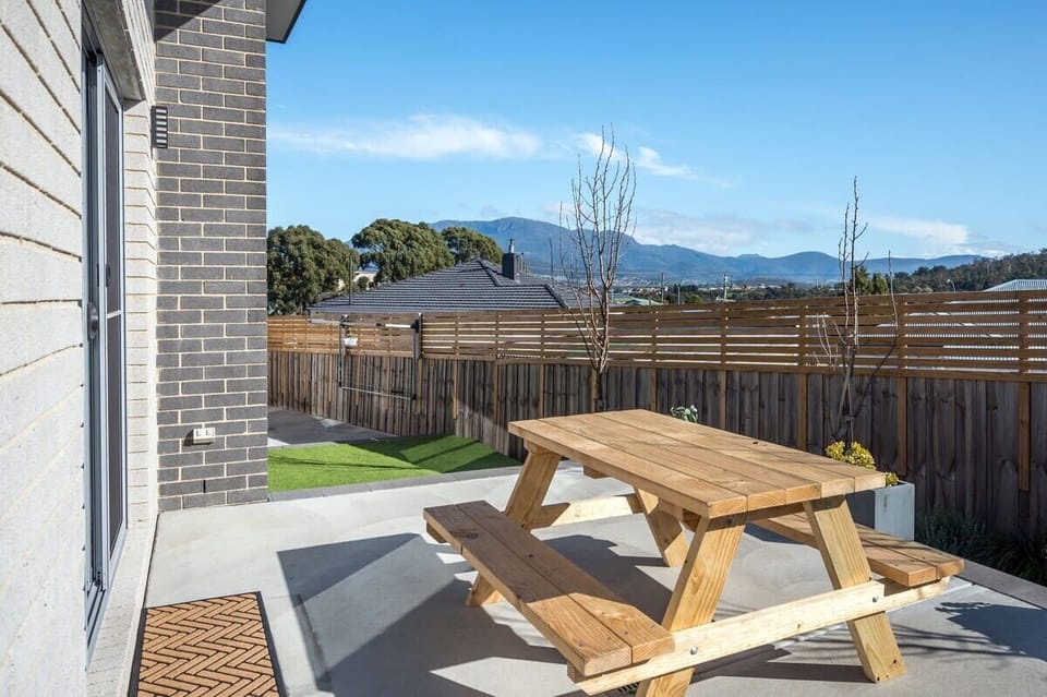 Views of Mount Wellington  What guests have said. December 2022 茜 Really nice house with great sunset view and convinience to get to every places