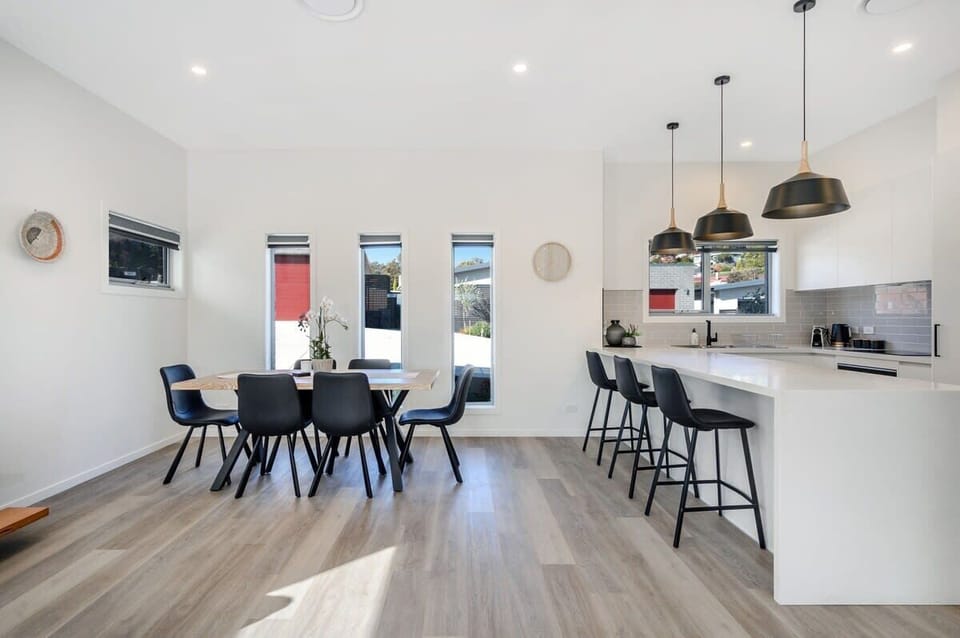 Ultra modern kitchen, well appointed with everything that you possibly need. Modern furnishing include a 7 piece dining suite