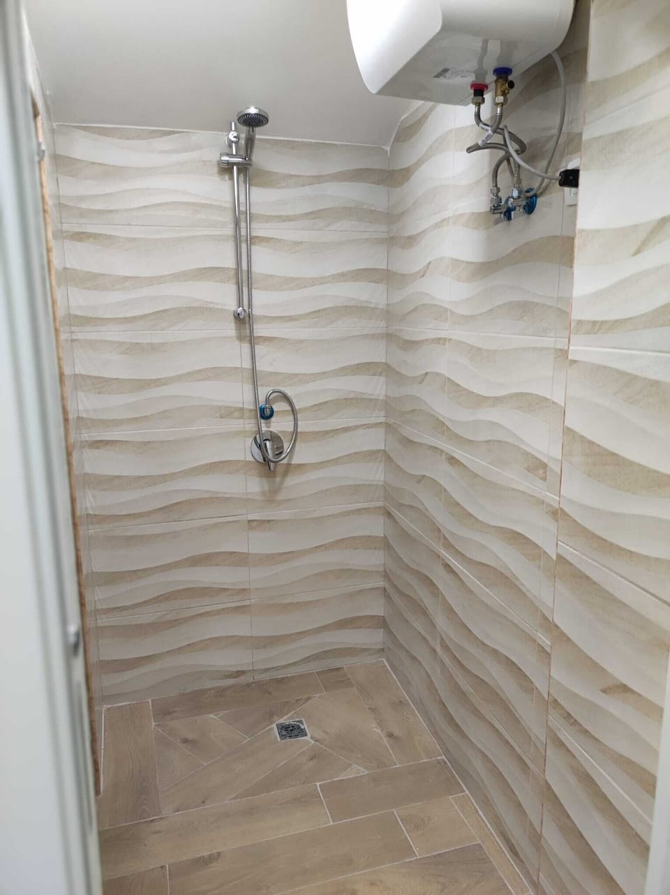 Classic Condo | Bathroom | Shower, rainfall showerhead, free toiletries, hair dryer