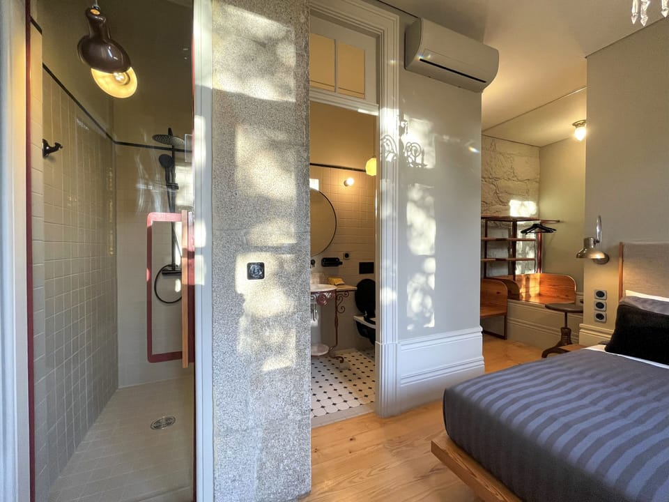 Suite bedroom with shower, wc and dressing area
