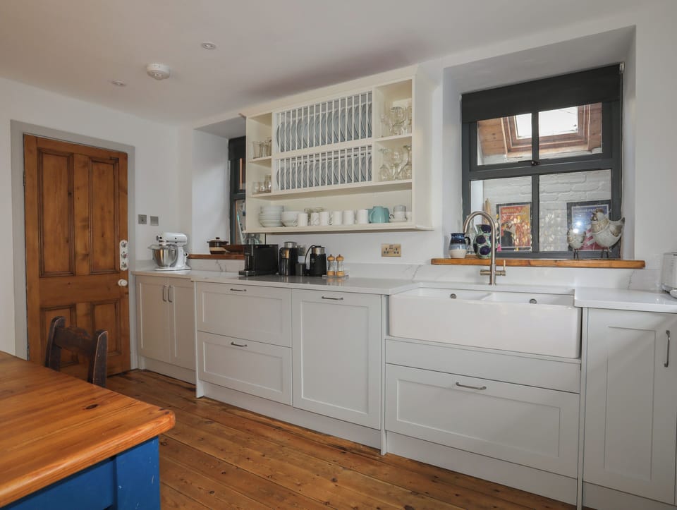 Cottage | Private kitchen | Fridge, dishwasher, electric kettle, toaster