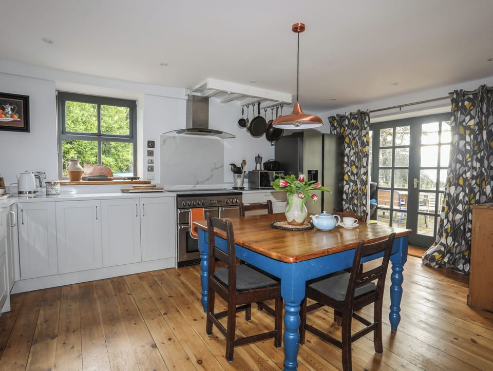 Cottage | Private kitchen | Fridge, dishwasher, electric kettle, toaster