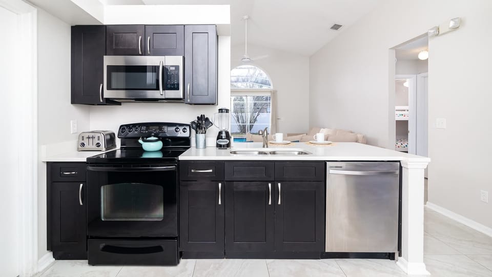 House, Multiple Beds, Pool Access, Pool View (Cozy on Cavendish) | Private kitchen | Fridge, microwave, oven, stovetop