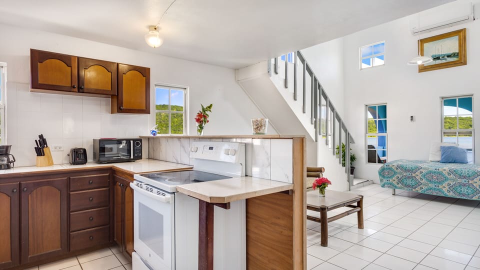 Deluxe Duplex | Private kitchen | Full-size fridge, microwave, oven, coffee/tea maker