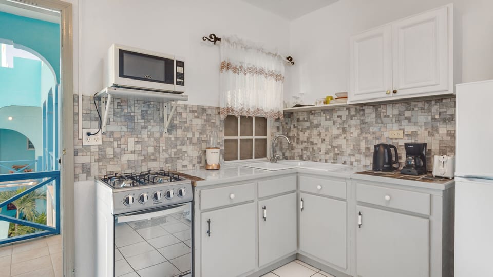 Comfort Room, 1 Queen Bed | Private kitchen | Full-size fridge, microwave, oven, coffee/tea maker