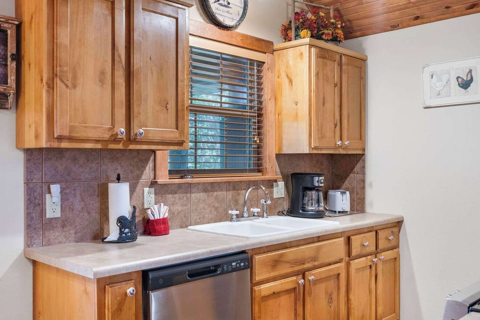 Cabin, Multiple Beds, Patio, Garden View (Milby Hideaway) | Private kitchen | Coffee/tea maker
