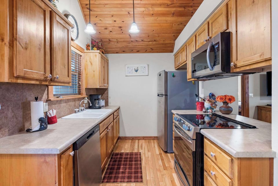 Cabin, Multiple Beds, Patio, Garden View (Milby Hideaway) | Private kitchen | Coffee/tea maker