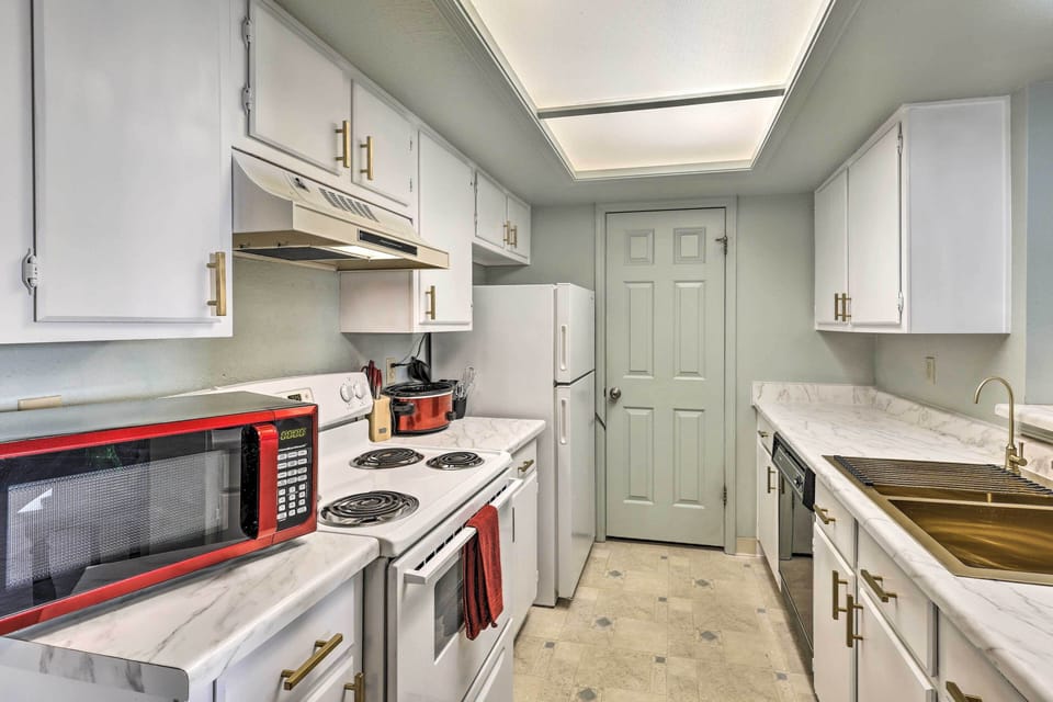Kitchen | Crockpot | Coffee Maker | Complimentary Spices