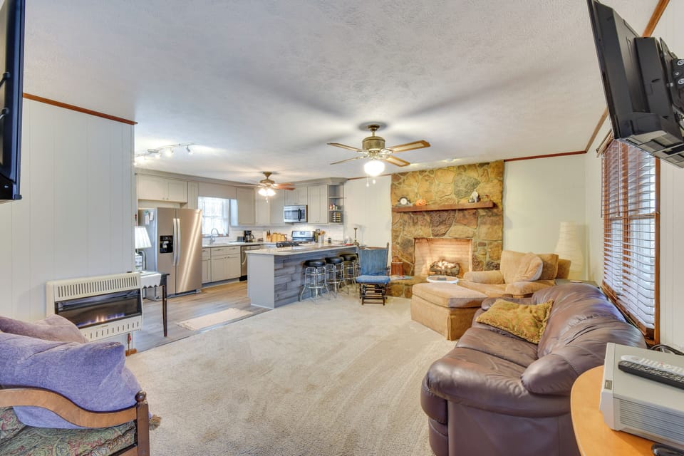 Living Area | Fireplace | Free WiFi | Flat-Screen TVs w/ Cable