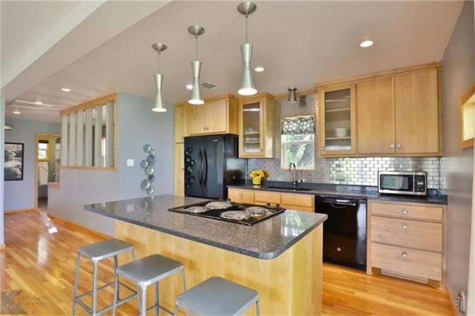 The kitchen is fully equipped with everything you need to cook a meal: stove & cooktop, refrigerator, dishwasher & microwave. Granite countertops offer plenty of space, with a seat-at bar. Pots/pans, dishware, coffee maker, toaster etc provided.