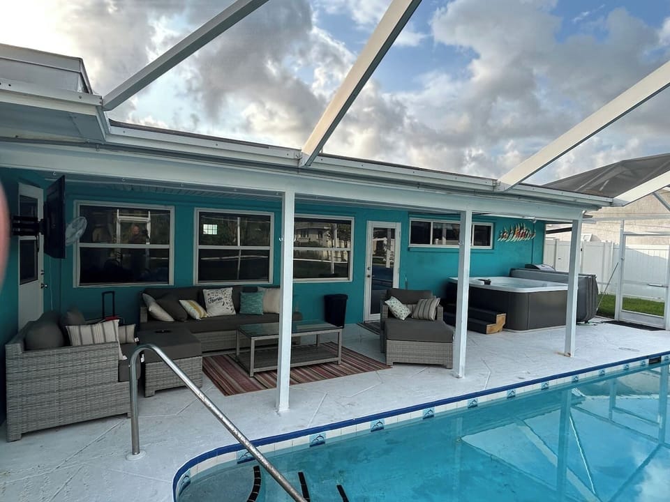 HUGE POOL w Screened LANAI- 6' deep
LOCKING Doors for safety
HOT TUB