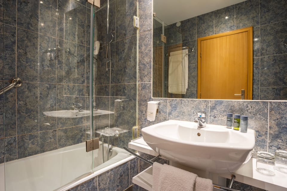 Combined shower/tub, free toiletries, hair dryer, towels