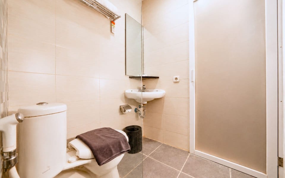Shower, rainfall showerhead, bidet, towels