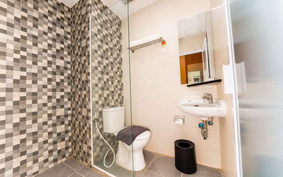 Shower, rainfall showerhead, bidet, towels