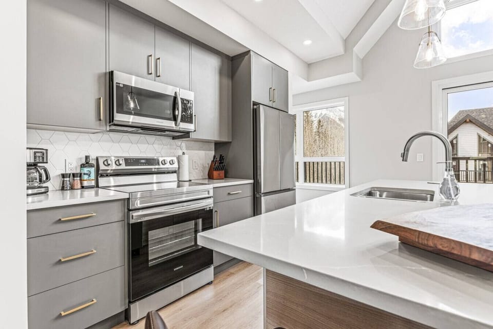 Kitchen set with all necessary amenities.