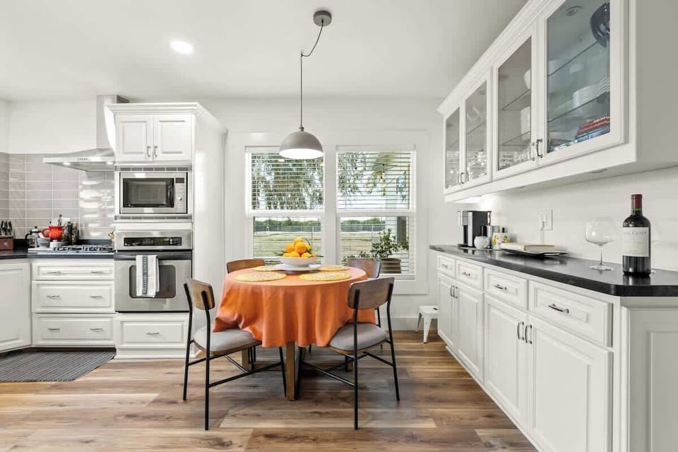 In-kitchen dining or breakfast nook
