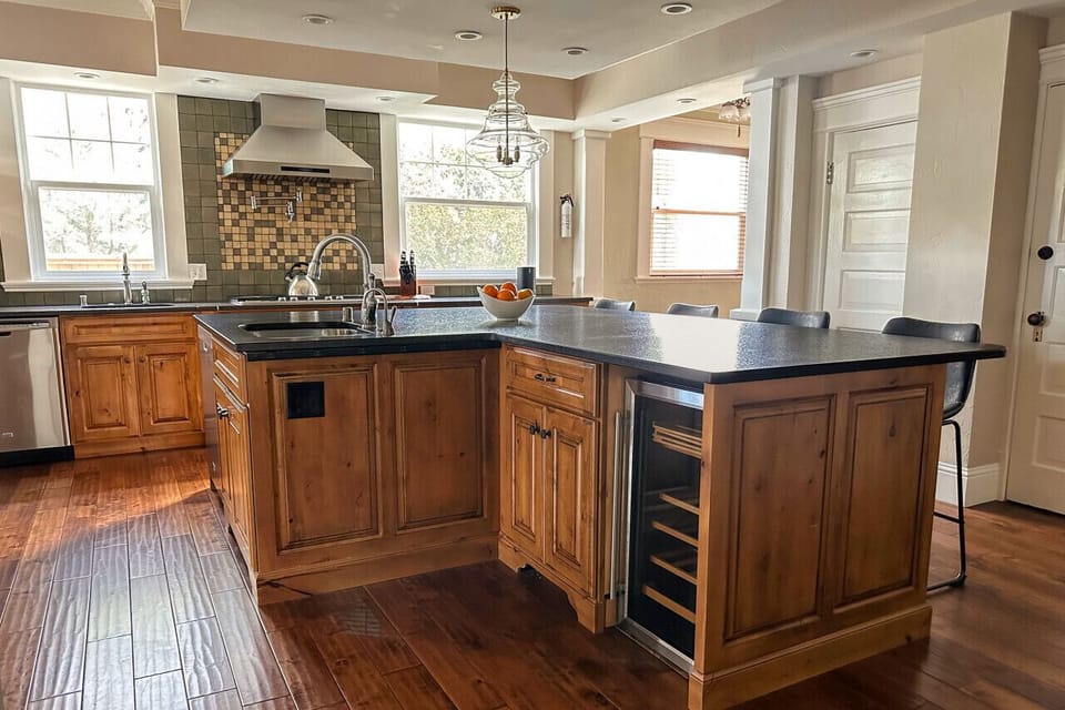 Eating bar and wine fridge