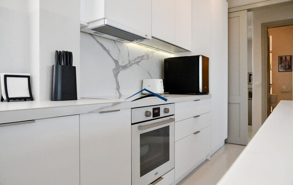 The fully equipped kitchen, including a wine cooler