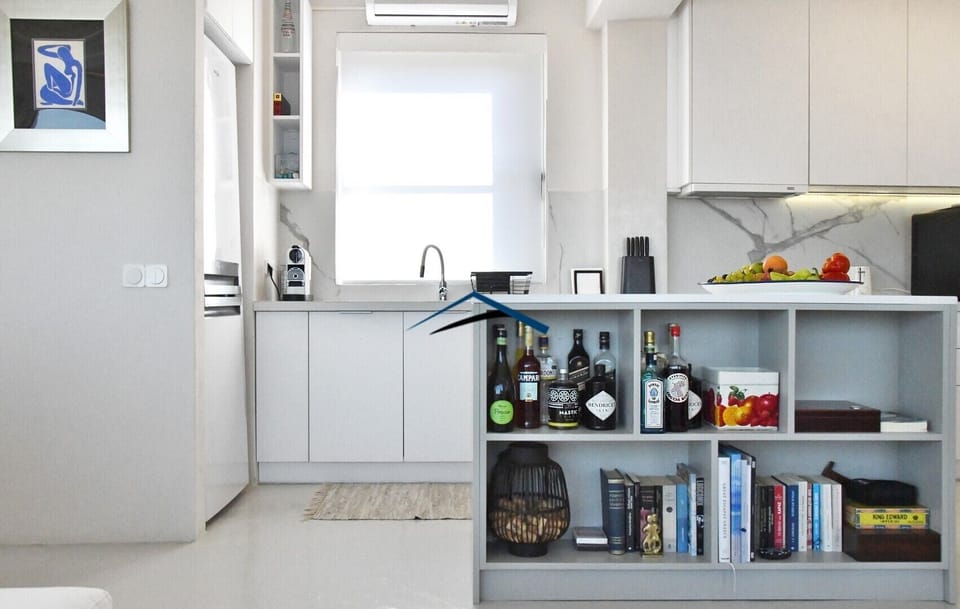 The fully equipped kitchen