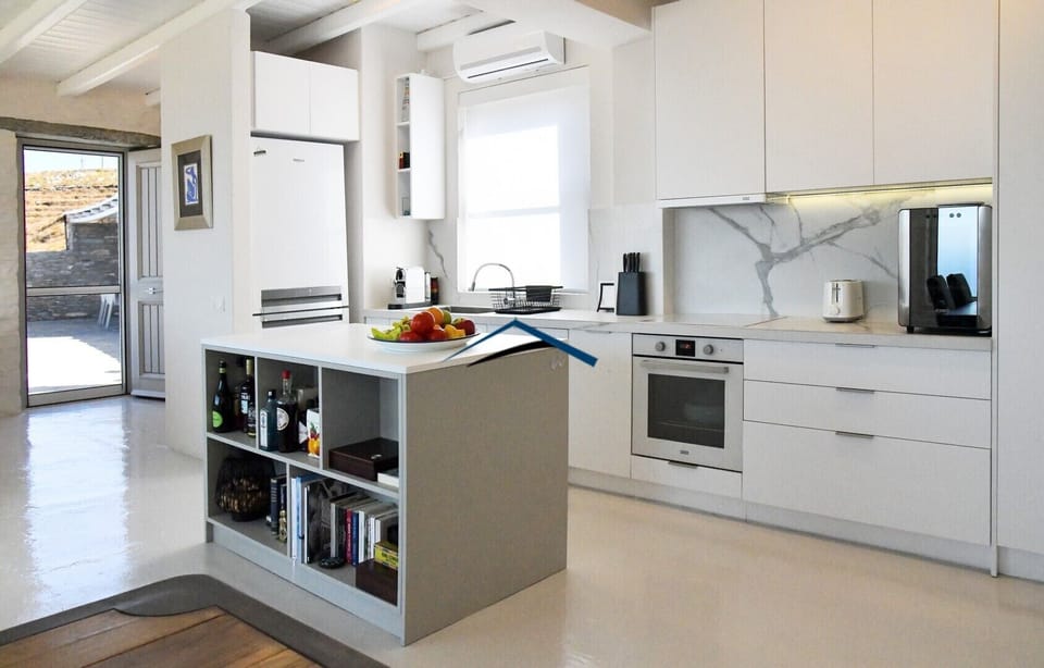 The fully equipped kitchen