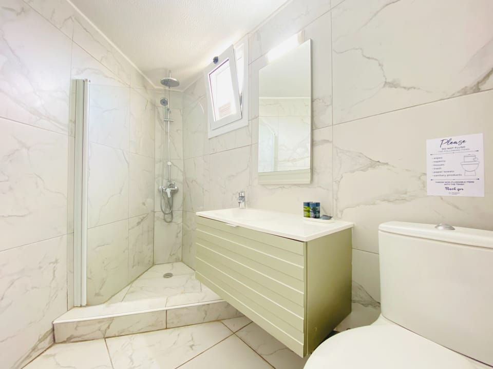 Luxury Studio | Bathroom | Shower