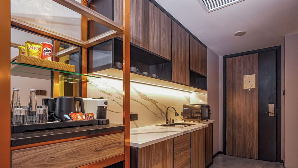 King Junior Suite Room | Private kitchen | Electric kettle