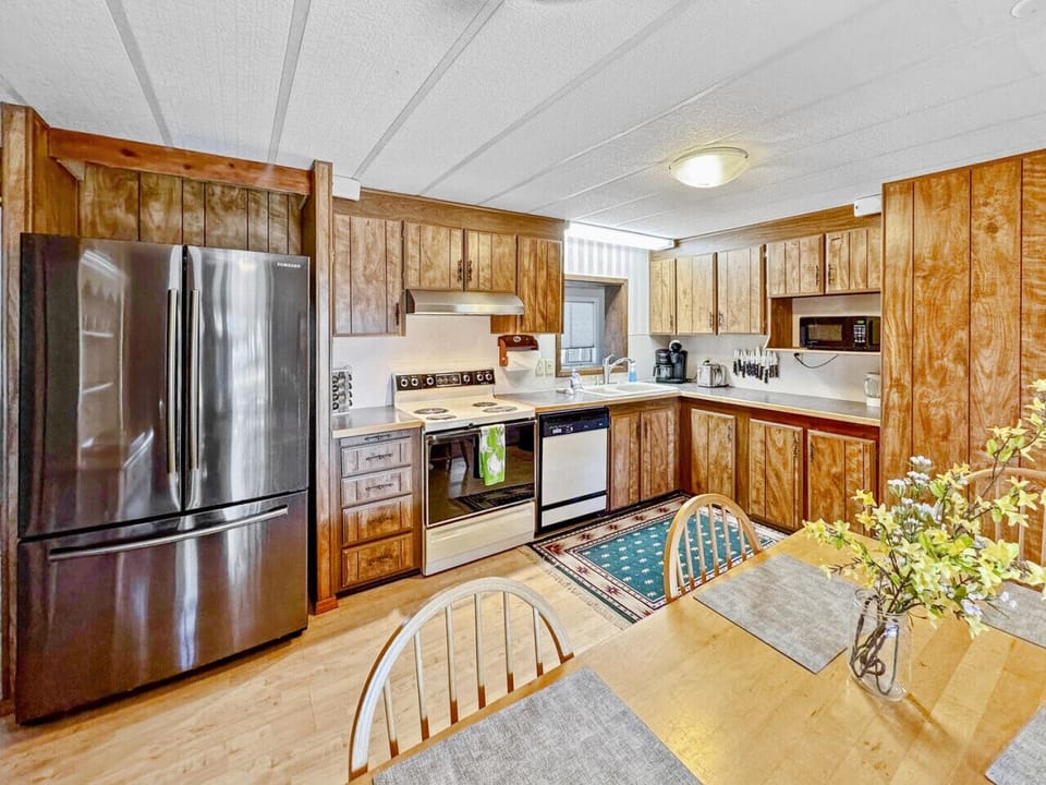Full Kitchen w/ Dinette