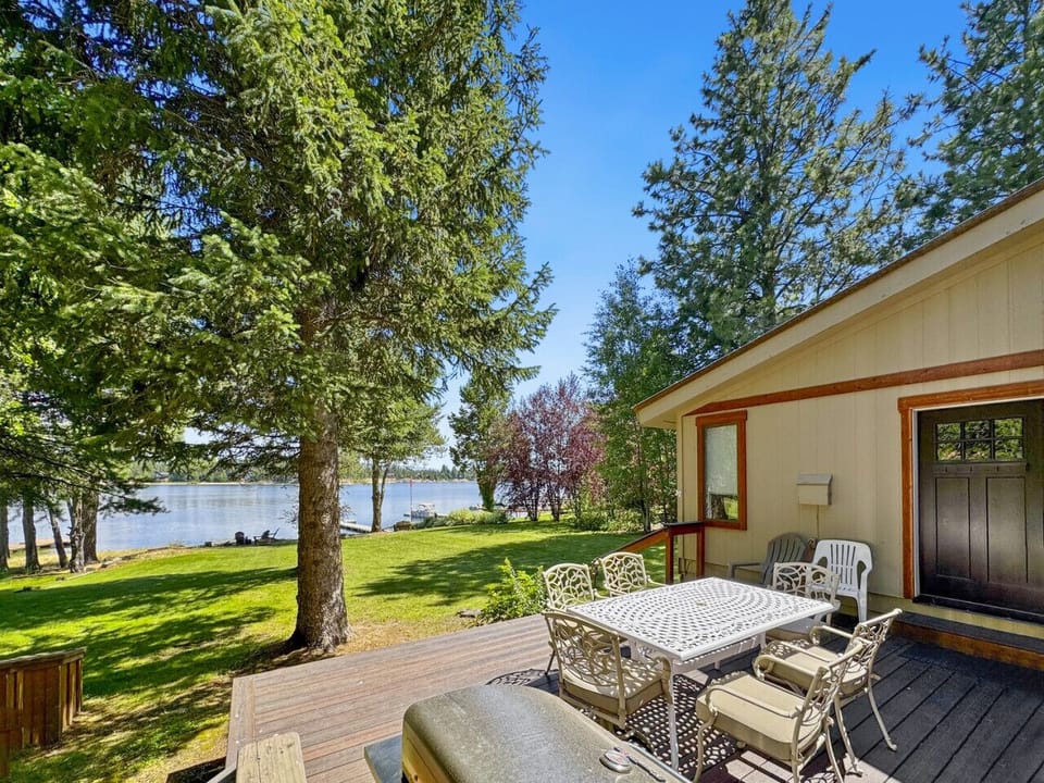 Back Deck w/ Outdoor Seating