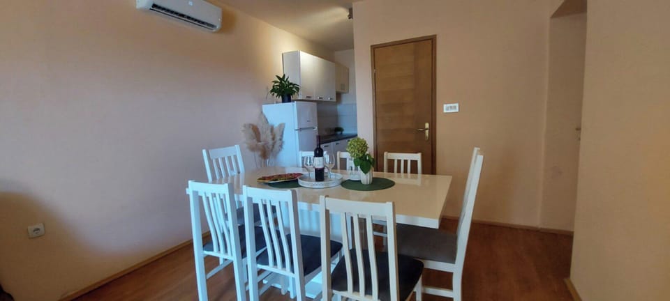Family House, 4 Bedrooms, Private Pool, Courtyard View | In-room dining