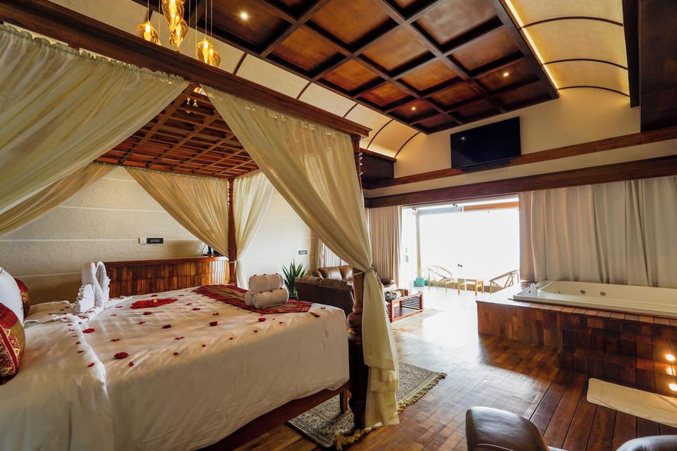 Royal Suite | Blackout drapes, iron/ironing board, free WiFi, bed sheets
