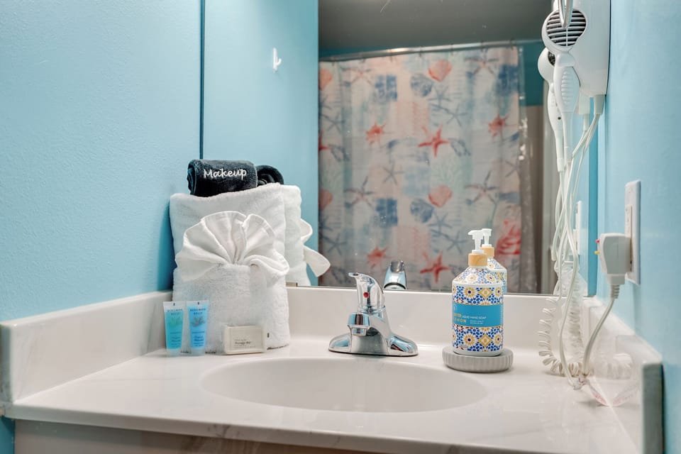 Master Bath (Tub/Shower Combo)