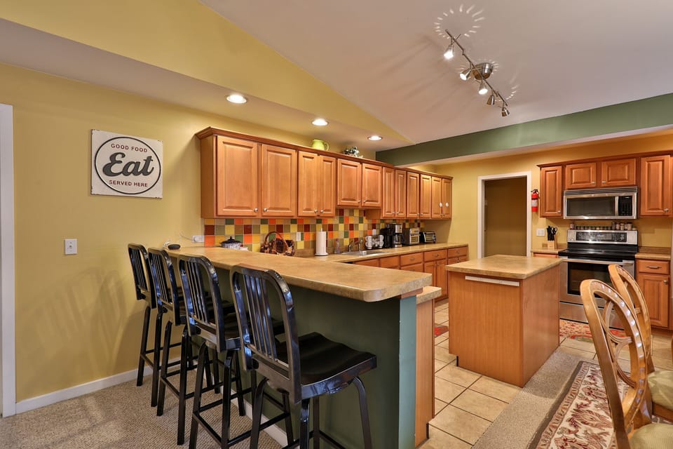 House, 4 Bedrooms | Private kitchen | Coffee/tea maker, fridge, oven