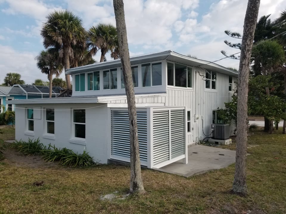 Beach side of house, outside shower 🚿 