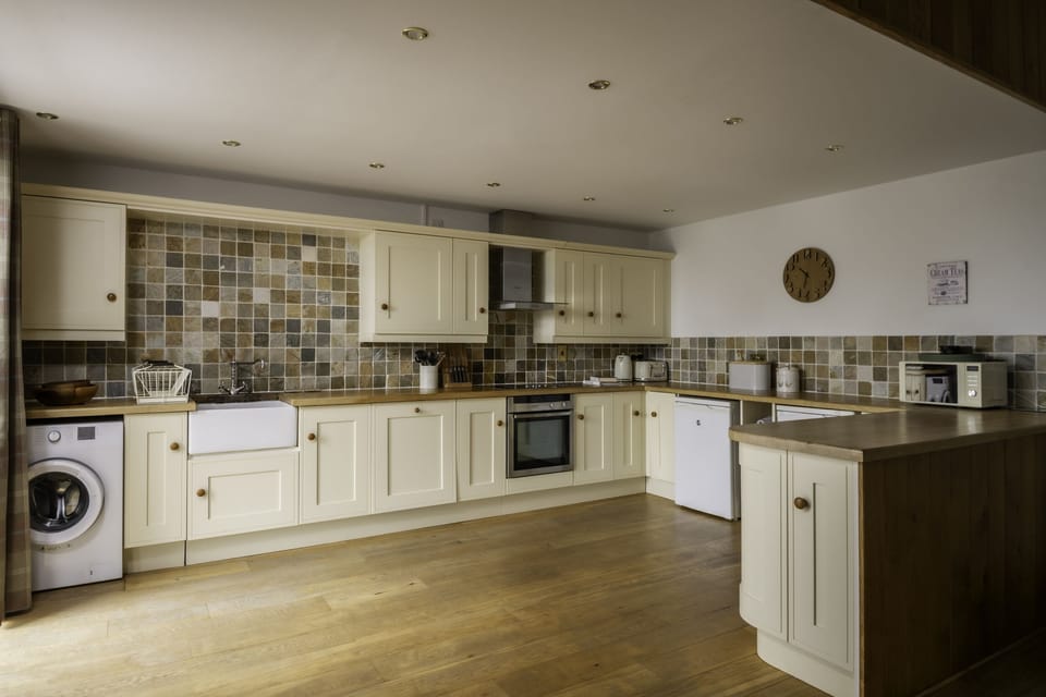Cottage | Private kitchen | Fridge, microwave, dishwasher, electric kettle