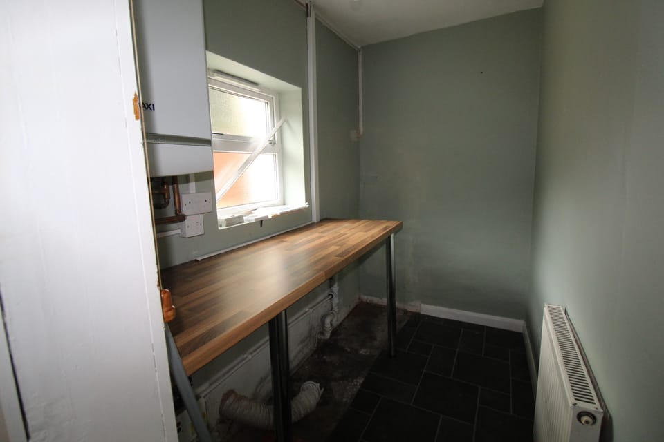 Full-size fridge, microwave, oven, toaster