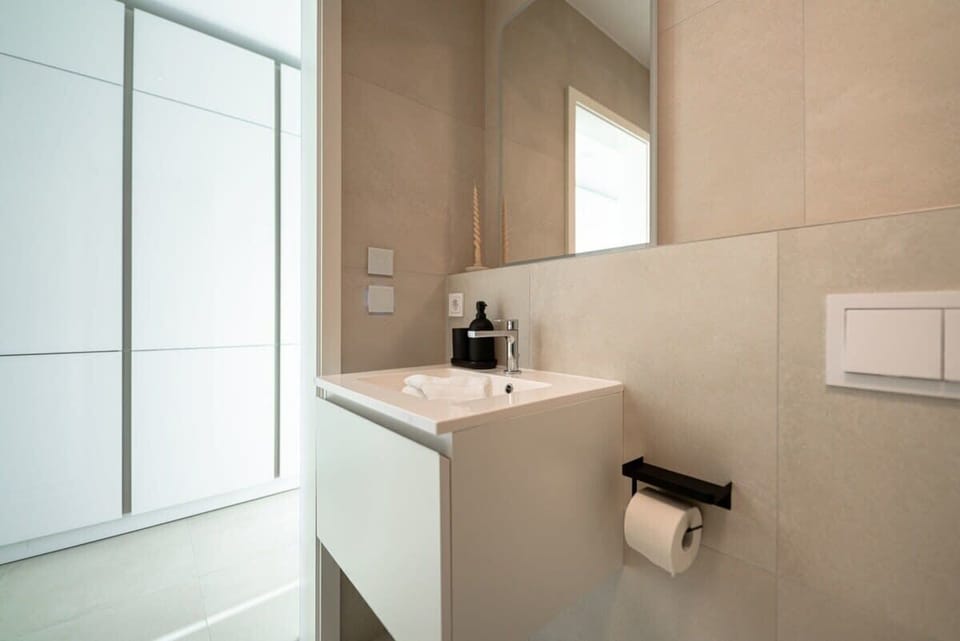 Minimalist bathroom with clean lines and high-quality fixtures for a refreshing routine.