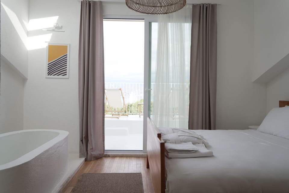 Luxury Double Room, 1 Bedroom, Bathtub, Sea View | Premium bedding, Select Comfort beds, minibar, desk