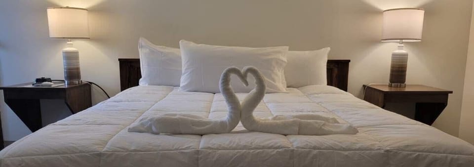Honeymoon Suite, Golf View | WiFi (free), bed sheets