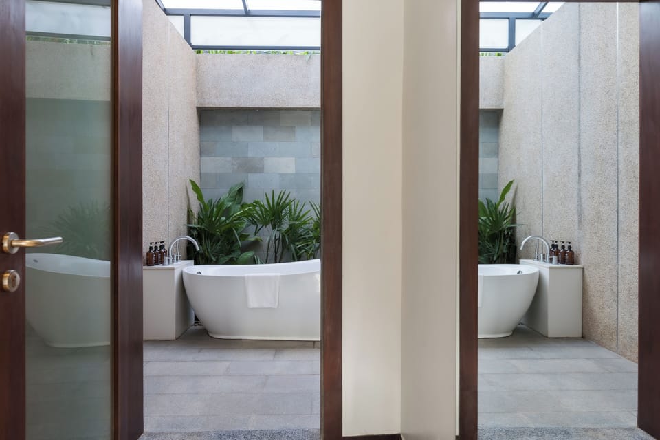 Cabana King Room  Free Laundry + Daily 60Min Massage + Mini Bar + Airport Pick-Up | Bathroom | Separate tub and shower, rainfall showerhead, free toiletries