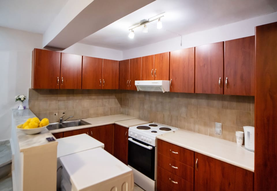 Fridge, oven, stovetop, kitchen islands