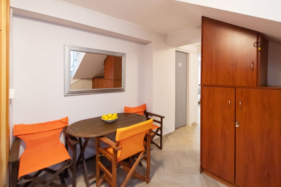 Fridge, oven, stovetop, kitchen islands