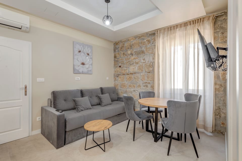 Deluxe Studio | Memory foam beds, desk, laptop workspace, free WiFi