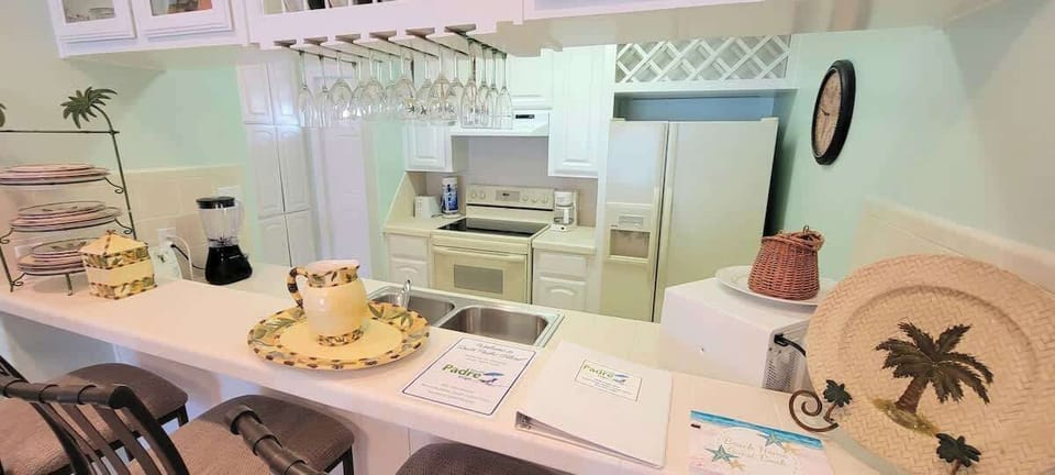 Condo, Multiple Beds, Kitchen | Private kitchen | Fridge, microwave, oven, stovetop