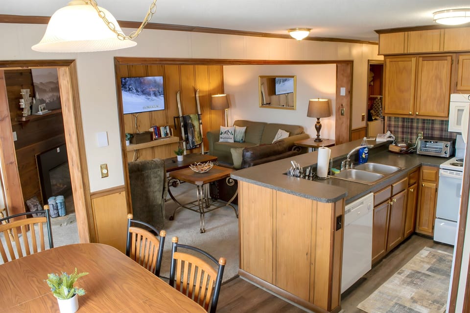 Open family room, kitchen and dining area with plenty of room for friends and family to fellowship and spend time together!