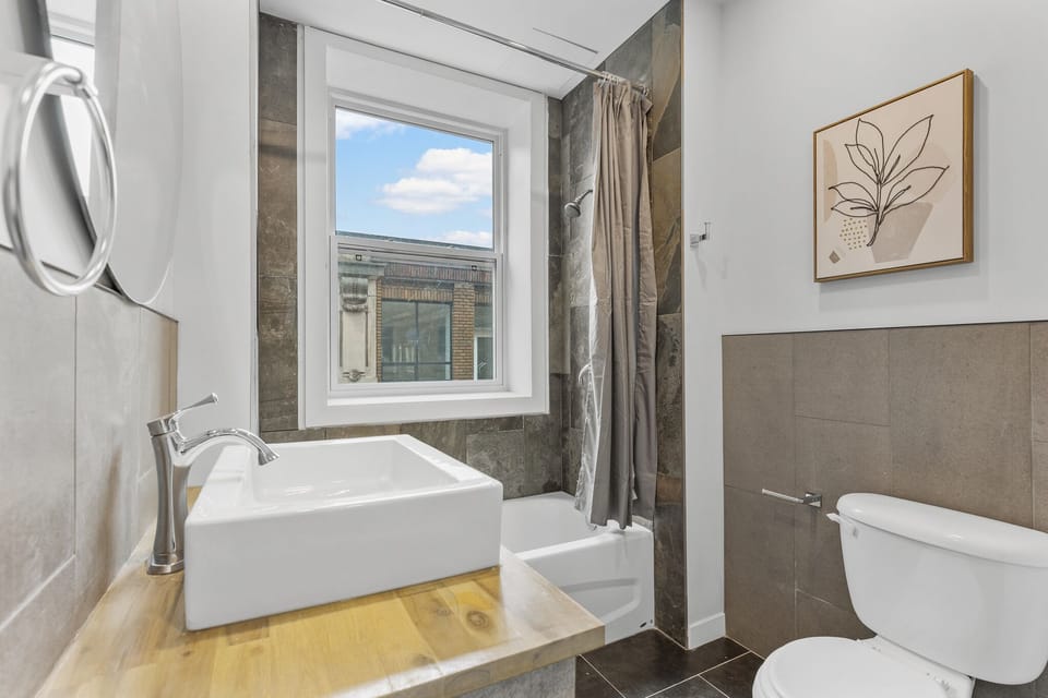 Deluxe Room | Bathroom | Free toiletries, hair dryer, towels, soap